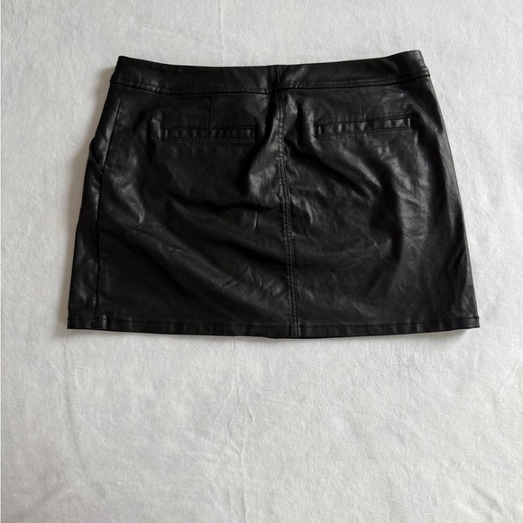 Lilly Pulitzer Black Faux Leather Mini Skirt - Size 12 - Picture 8 of 8